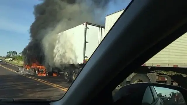 Carreta pega fogo durante bloqueio se sem-terra na BR-060