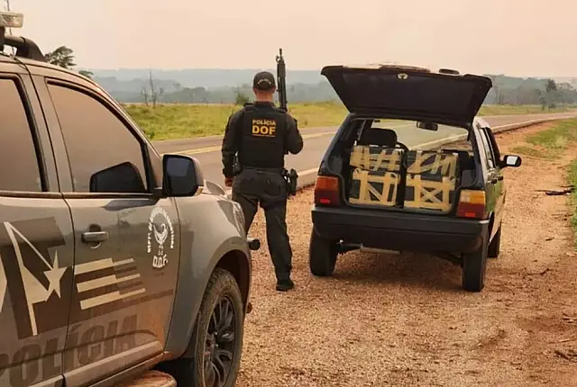 Adolescente de 17 anos é flagrado em carro com 205 quilos de maconha
