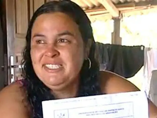 Com livros achados no lixo, catadora passa em vestibular