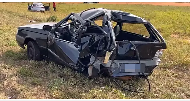 Colisão envolvendo dois carros e um caminhão prancha deixa homem ferido
