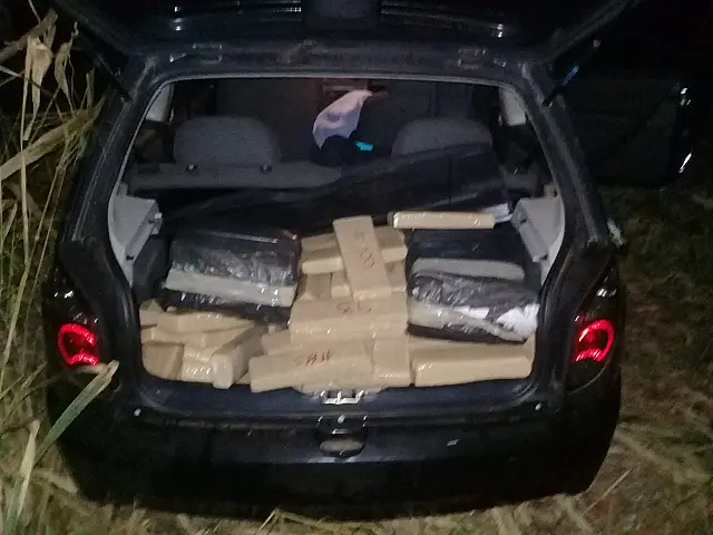Dupla tenta fugir da polícia e bate carro carregado com maconha em cerca