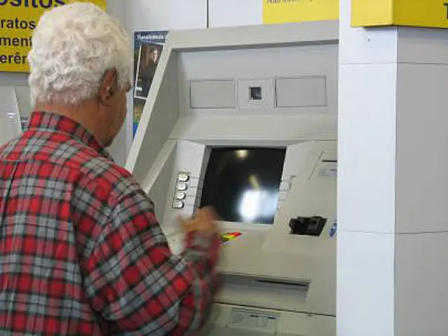 Publicado decreto que garante adiantamento de parte do 13º salário a aposentados