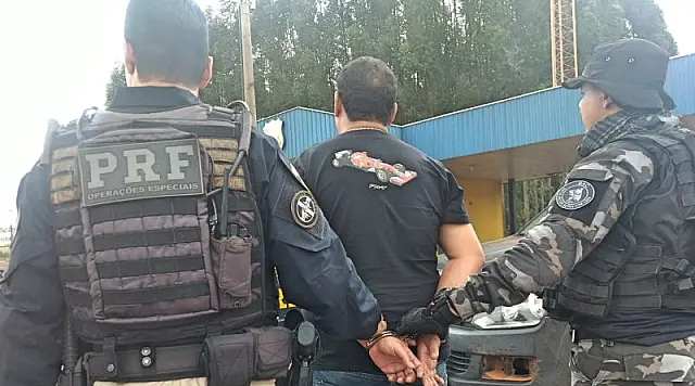 Em operação conjunta, PRF recupera veículo roubado e cumpre mandado de prisão