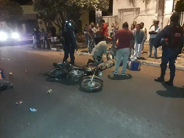 Moto atinge bicicleta em cheio e duas pessoas ficam feridas no bairro Serraria