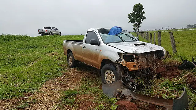 Condutor que estaria embriagado, perde controle e capota Hilux na BR-262