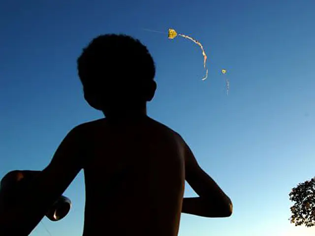 Menino de 04 anos é atropelado enquanto soltava pipa