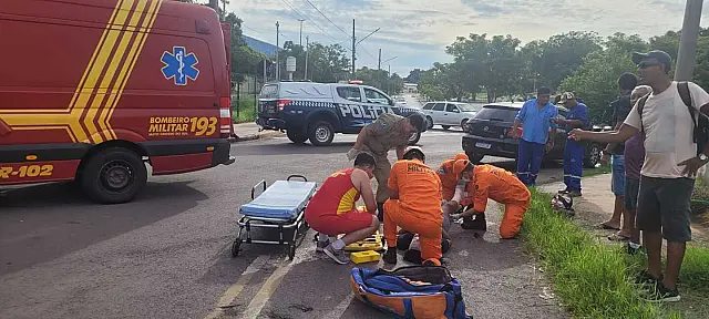Jovem fica ferida em acidente entre carro e moto em Corumbá