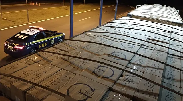 PRF apreende caminhão com 450 mil maços de cigarros contrabandeados