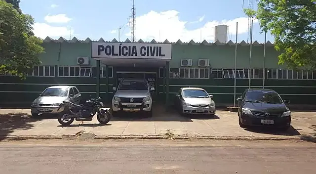 Homem invade mercado e leva carrinho com fogos, cigarros e carne