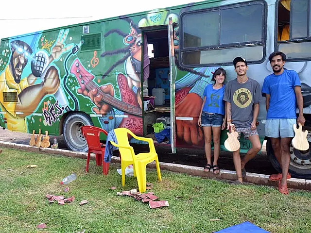 Viajando de ônibus, argentinos do Tropical Mecánico propagam cultura com música e artesanato