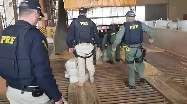Com helicóptero, PRF apreende 677 quilos de maconha em carga de milho