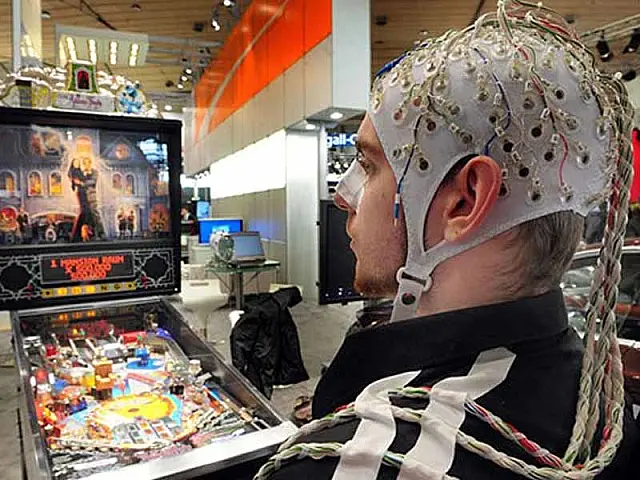 Feira na Alemanha mostra fliperama controlado pelo cérebro