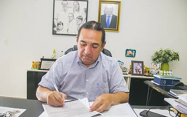Prefeito anuncia antecipação do 13º aos servidores de Corumbá