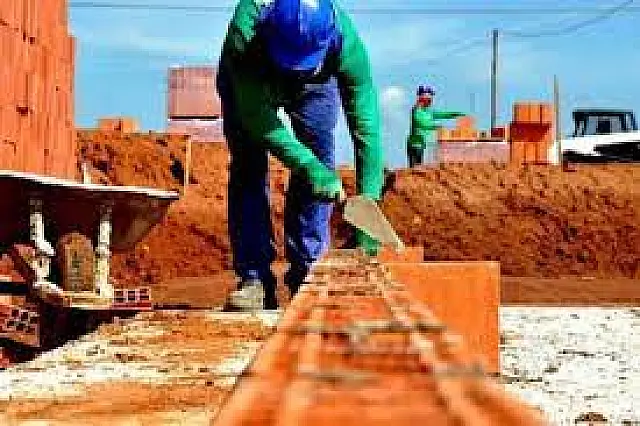 Empresa abre vagas de auxiliar e pedreiro para obras na Praça Agenor Carrilho