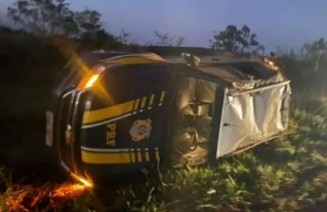 Viatura da PRF capota após perseguição na BR-267
