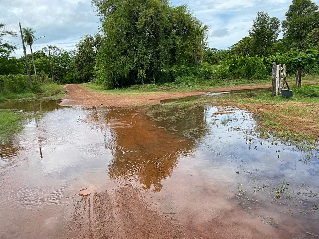 Após chuvas, ruas são tomadas pela lama em Anastácio