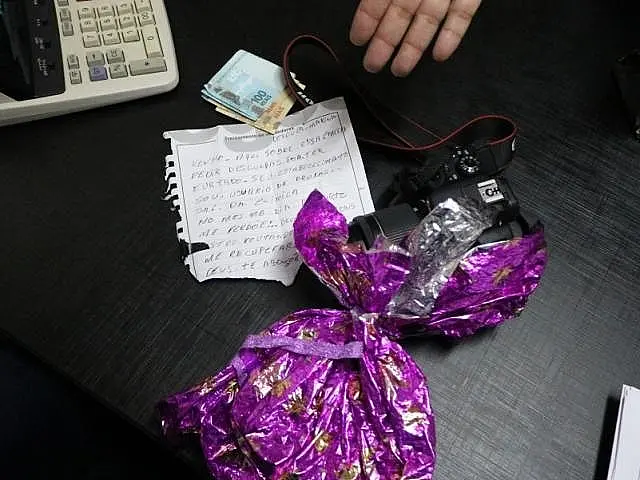 Em pacote de presente, ladrão devolve câmera e R$ 300 a conveniência
