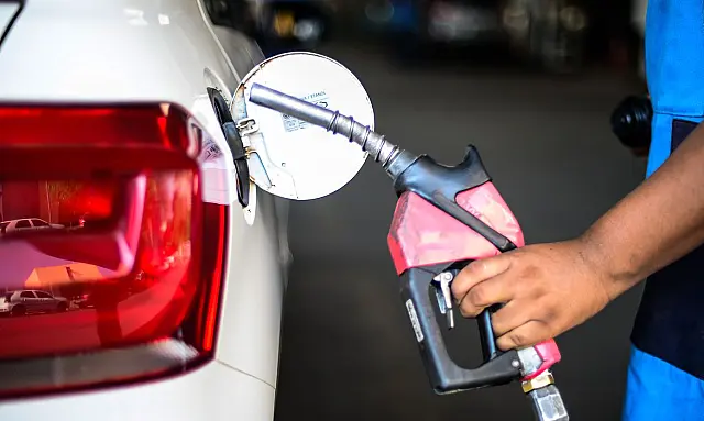 Preço da gasolina diminui e do diesel aumenta para distribuidoras