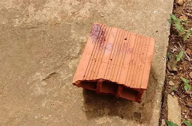 Homem persegue ex e agride filho dela com tijolada na cabeça em Miranda