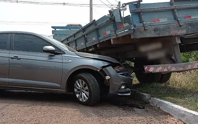 Após perder o freio, caminhão bate e destrói frente de carro