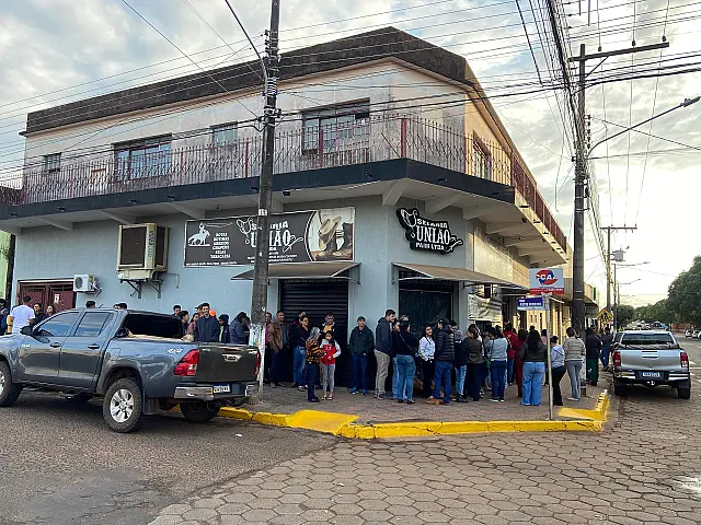 Fila dobra quarteirão em queima de estoque na Selaria União