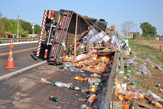 Caminhão carregado com refrigerantes tomba em Anastácio
