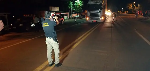 Homem morre atropelado após se jogar na frente de carreta em MS