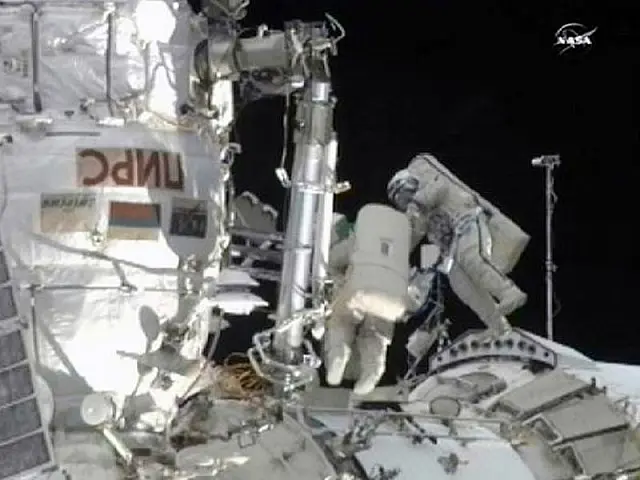 Russos ficam quase oito horas fora da estação espacial para instalar equipamentos