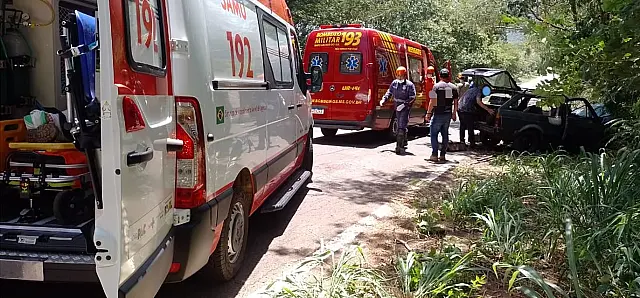 Motorista perde controle da direção e colide contra árvore na MS-450