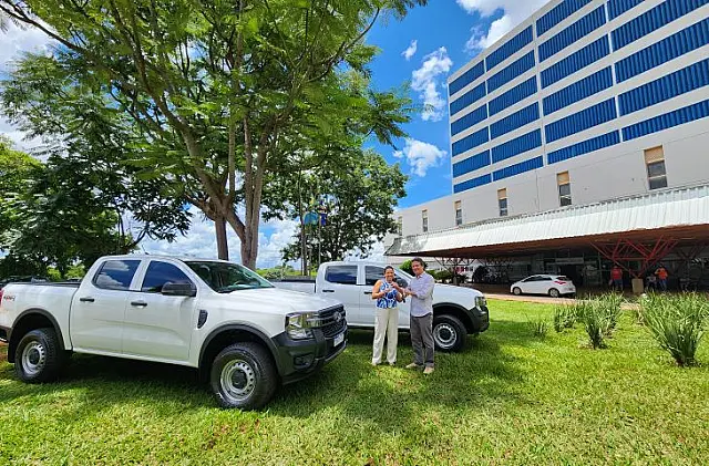 SES entrega duas caminhonetes para o HRMS