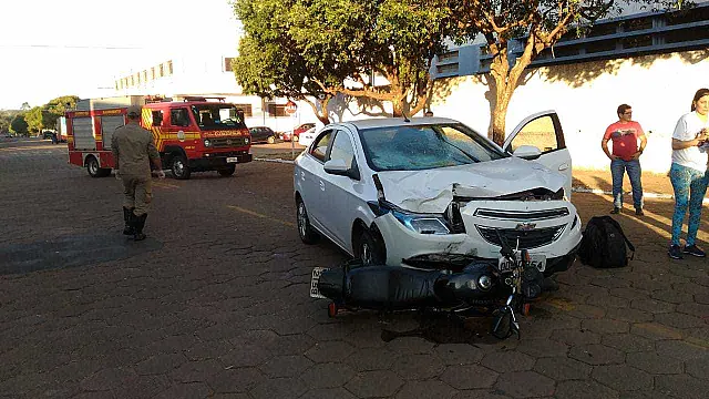 Homem morre após acidente entre carro e moto no centro de Aquidauana