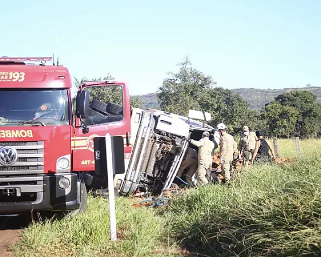 Caminhoneiro é resgatado em estado grave após tombar na MS-080