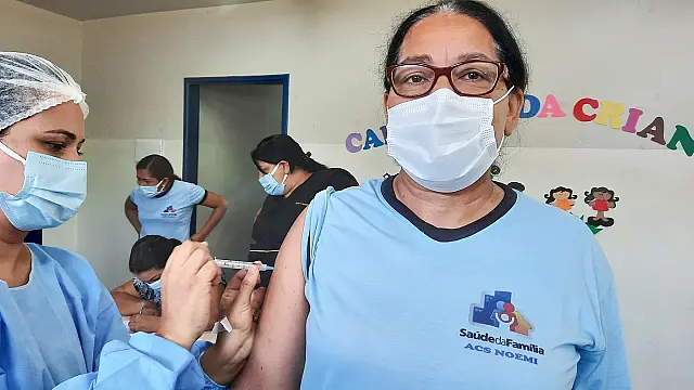 Profissionais que trabalham na Estratégia Saúde da Família urbanas e dos distritos são vacinados