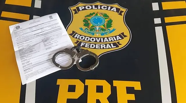 Homem é detido com documento falso