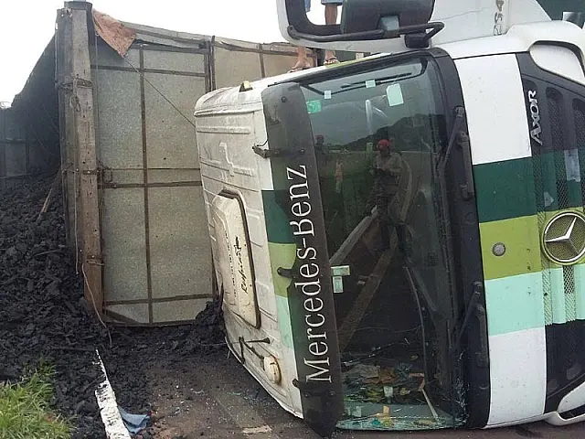 Não é replay: carreta de carvão tomba em trevo, nove meses após acidente idêntico