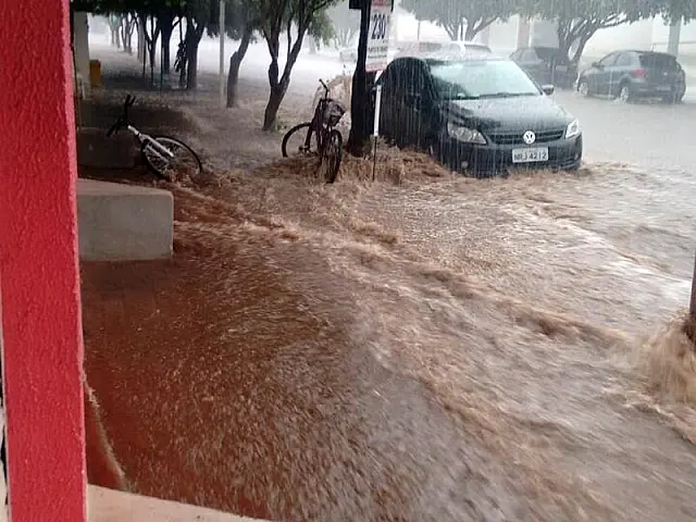 Vídeo: vizinhos e cliente registram desespero no salvamento de cabeleireira de Anastácio