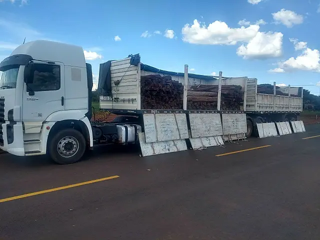 Polícia apreende carga ilegal de madeiras em carreta bitrem