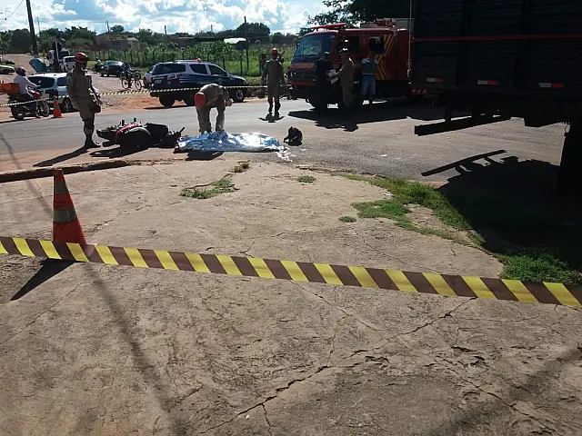 VÍDEO: Motorista de caminhão afirma que fazia conversão à direita quando motociclista tentou ultrapassá-lo