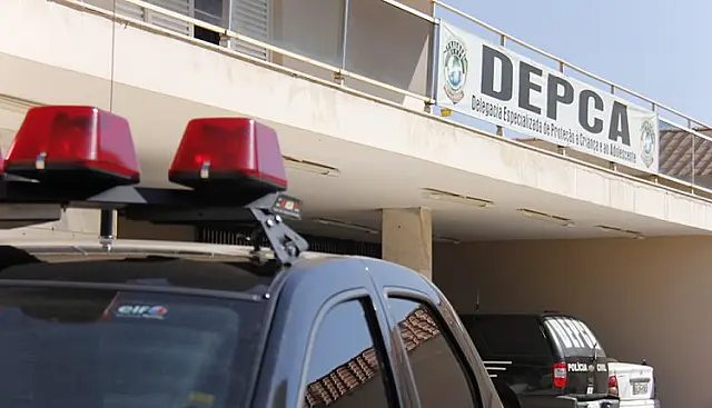 Mulher que bateu em menino de 5 anos com vassoura é proibida de se aproximar dos filhos