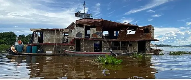 Restos de embarcação que naufragou e matou 7 pessoas são retirados da água