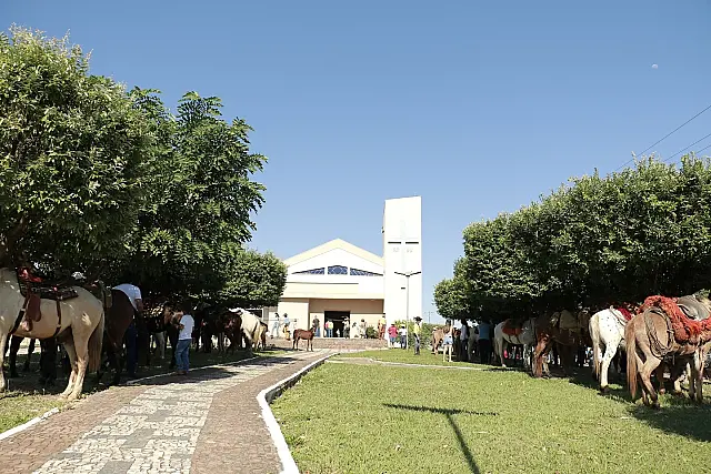 Missa do Peão e Cavalgada celebram os 60 anos de Anastácio com fé e tradição sertaneja