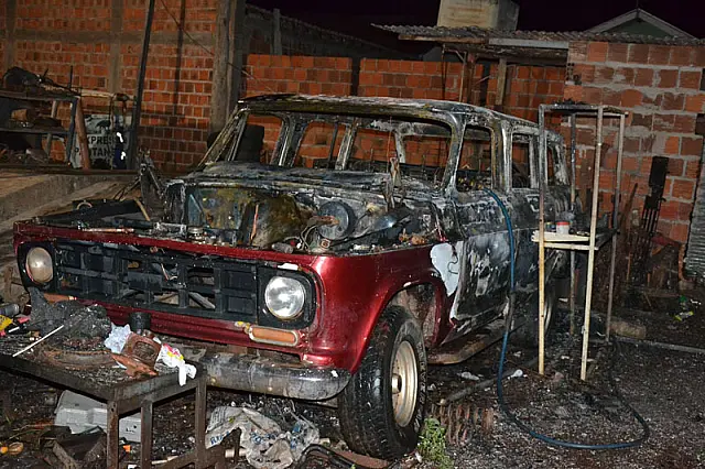 Incêndio destrói veículo dentro de oficina em Anastácio