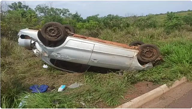 Carro capota na MS-040 e família fica 4 horas aguardando socorro por falta de sinal