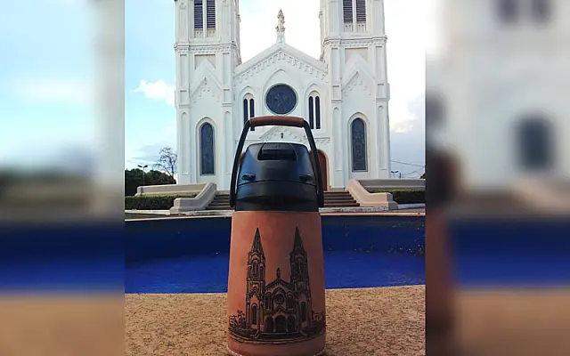 Artesão de Anastácio desenha Igreja Matriz em couro de garrafa térmica e encanta amigos