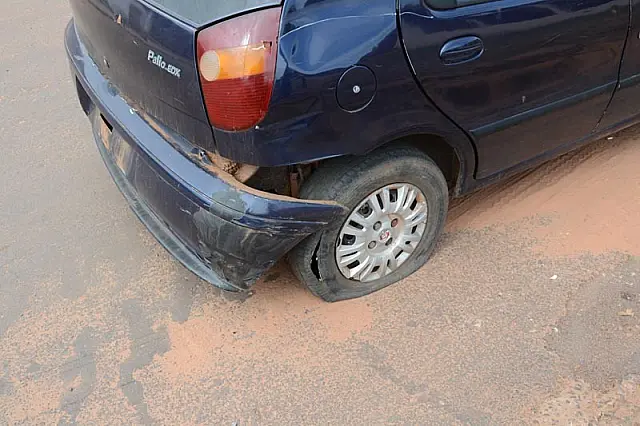 Desatenção em conversão provoca acidente entre carro e moto em Anastácio