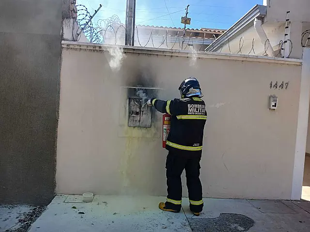 Bombeiros controlam princípio de incêndio em medidor de energia em Corumbá
