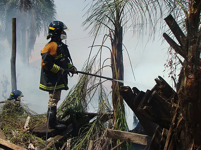 Corpo de Bombeiros combate incêndio em marcenaria