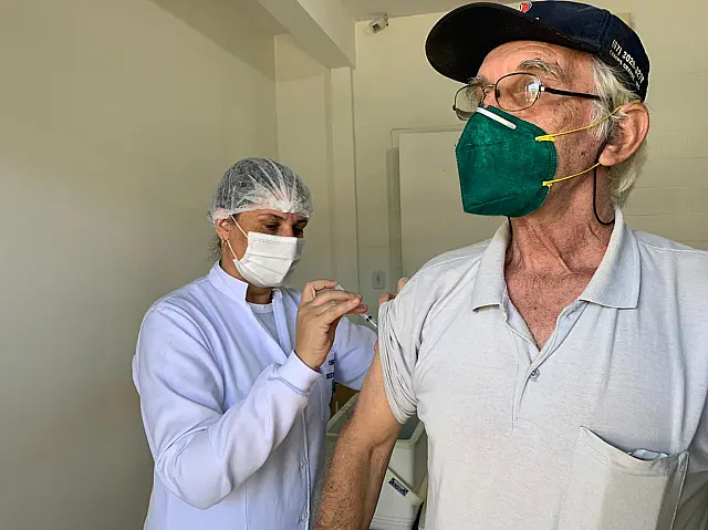 Idosos a partir de 65 anos e pessoas com comorbidades especiais são imunizadas em Bonito