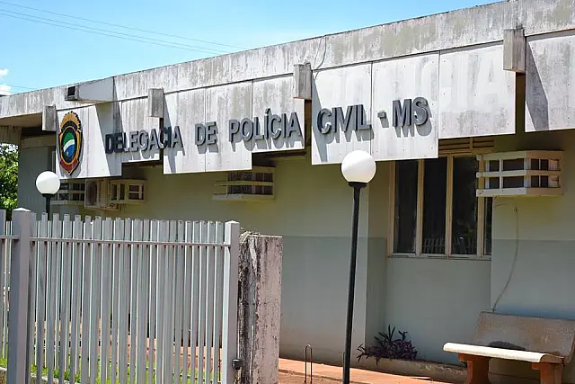 Homem é preso em flagrante com arma alegando ser perseguido por facção criminosa