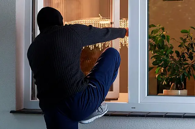 Ladrão arromba janela de madeira, invade casa e furta celular
